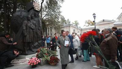 В Москве открыли памятник борющимся с пандемией врачам