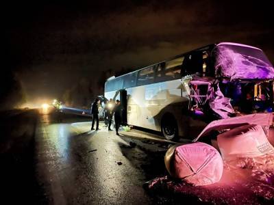 На Урала автобус с вахтовиками столкнулся с грузовиком. Пять человек пострадали