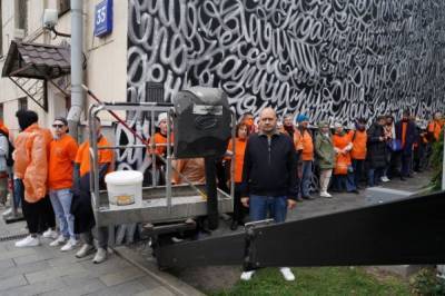 Олег Леонов - Активисты не дали закрасить стену на Якиманке с именами пропавших детей - aif.ru