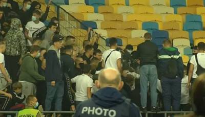 Во время матча Динамо — Александрия на трибунах НСК Олимпийский возникла драка между фанатами (видео)
