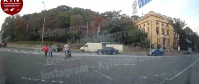 В Киеве «горе-родители» выскочили на дорогу с коляской: видео