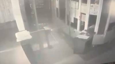 Момент нападения на отдел полиции в Воронежской области попал на видео