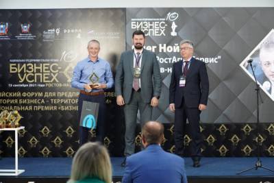 Бизнес–лидер банка «Открытие» в Ростовской области Игорь Нестеров наградил победителя премии «Бизнес–успех»