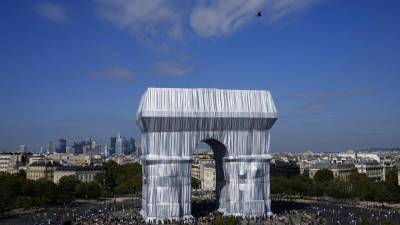 Триумфальную арку в Париже обернули в серебристо-голубую ткань