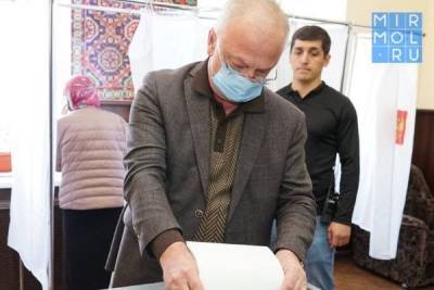 Премьер-министр Дагестана Абдулпатах Амирханов проголосовал на выборах в Госдуму и Народное Собрание