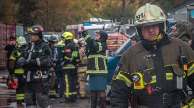 Опубликованы фотографии с тушения пожара в ангаре на севере Москвы
