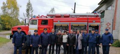 Поселку Карелии, который пострадал от лесных пожаров, подарили новую пожарную машину