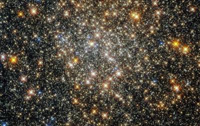 Hubble запечатлел шарообразное скопление звезд в Змееносце - korrespondent.net - Украина