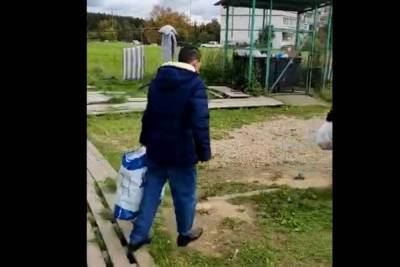 Мигранты стали покидать общежитие в Бужаниново сразу после его закрытия
