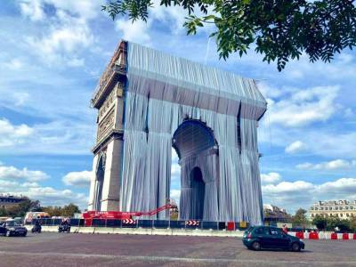 В Париже задрапировали тканью Триумфальную арку: горожане восторгаются и возмущаются