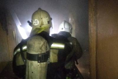 Пожарные наткнулись на человека в горящем старом заброшенном доме в Алексине