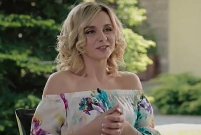Ослепительная красотка: звезда канала "Украина" Лилия Ребрик кокетливо приспустила кофту, фигурка что надо