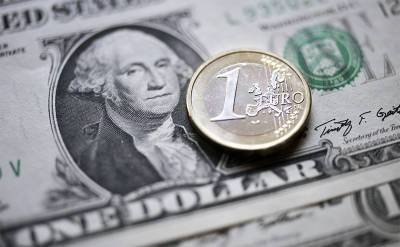 Курс евро опустился на месячный минимум к доллару
