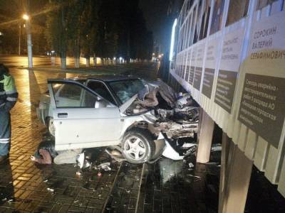Водитель "двенадцатой" сбил УАЗ и влетел в Доску Почета у Быханова сада