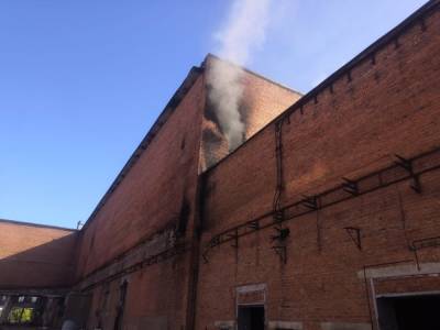 Неэксплуатируемое здания мясокомбината горело в Липецке