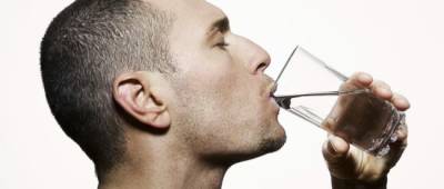 Диетолог: чистая вода поможет избежать набора веса