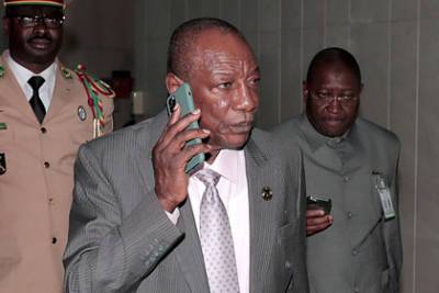 Альф Конде - Мамади Думбуя - В Гвинее не захотели отпускать свергнутого президента из страны - lenta.ru - Гвинея
