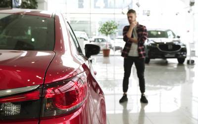 Более половины россиян отложили покупку авто из-за роста цен - опрос