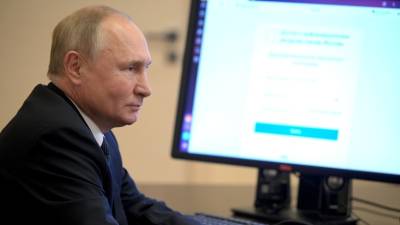 Путин проголосовал на выборах в Госдуму с телефона помощника