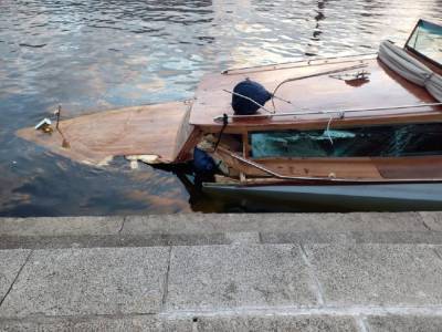 В Петербурге затонул прогулочный катер