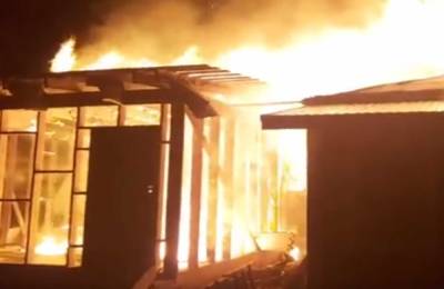 В Выборге дотла сгорел частный дом, оставив троих жильцов без крова