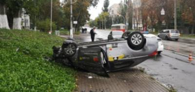В Киеве такси перевернулось на трамвайных рельсах: пострадали два человека. ФОТО