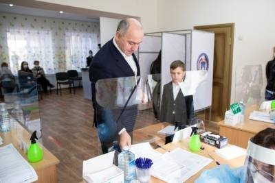 Темрезов проголосовал на выборах в Госдуму в Черкесске