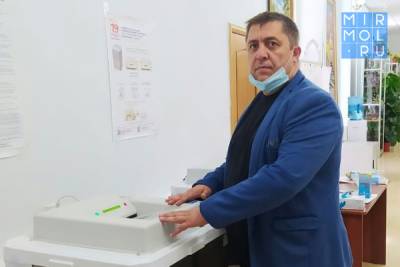 Региональный координатор движения «Бессмертный полк» Эльдар Кадиев принял участие в голосовании в Кизляре