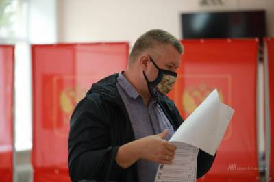 Николай Борцов и Михаил Тарасенко выигрывают выборы в своих округах