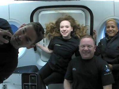 Первый гражданский экипаж космического корабля вернулся на Землю