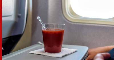 Почему томатный сок кажется вкуснее в самолете, выяснили ученые