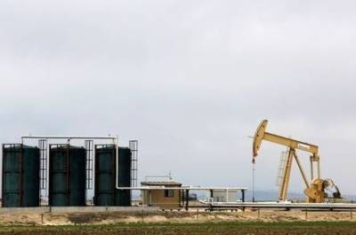 Нефть снижается, поставки в США медленно восстанавливаются после ураганов