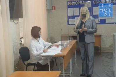 Заслуженная артистка Дагестана Зульфия Ильясова приняла участие в выборах
