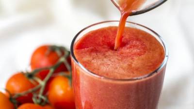 Давление, сухость и шум в самолете могут быть причинами изменения вкуса томатного сока