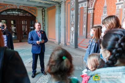 Орлов устроил детсадовцам экскурсию по мэрии Екатеринбурга