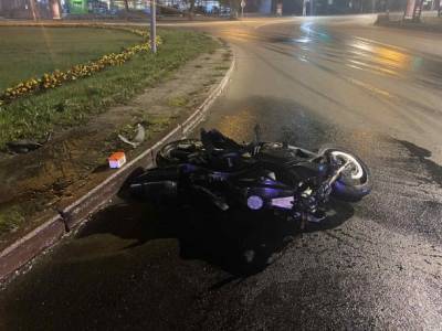 В Сыктывкаре после наезда на бордюр возле «кольца» мотоциклист попал в больницу