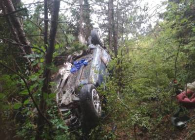 В Крыму четыре человека в машине свалились с горы в пропасть и выжили