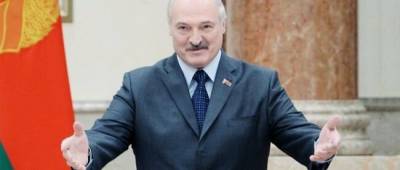 Лукашенко с трудом спустился по трапу самолета в Душанбе