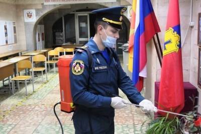 Сотрудники МЧС дезинфицируют избирательные участки в Тверской области