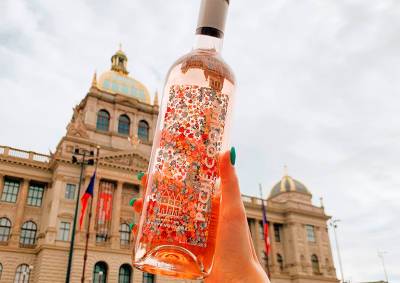 Пражский магазин LÁHVE объявил распродажу розовых вин из Франции
