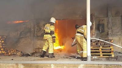 Пожар в автосервисе Красноярска перепугал горожан взрывами