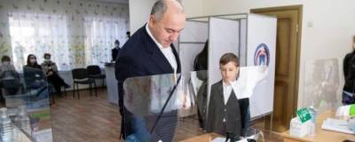Глава КЧР Рашид Темрезов проголосовал на выборах в Госдуму