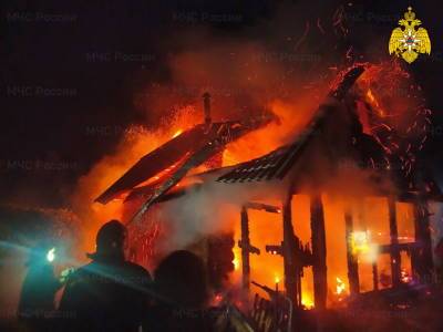 Ночью в Смоленском районе пожарные отстояли дом от огня