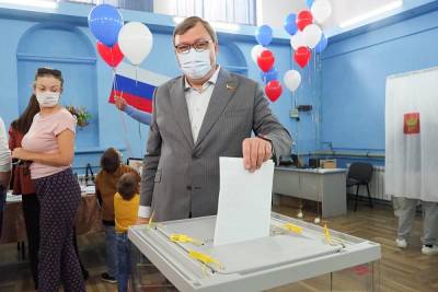 Спикер донского парламента Александр Ищенко проголосовал на выборах в Госдуму