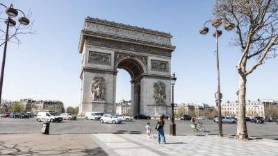 Триумфальную арку в Париже завернули в ткань за 14 миллионов евро