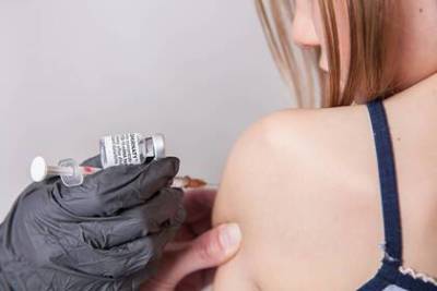 В Британии подростков вакцинируют в школах без разрешения родителей