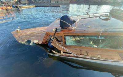 В Петербурге прогулочный катер врезался в опору моста — пострадали трое