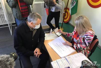 Александр Дрозденко проголосовал на избирательном участке №131 в Лупполово