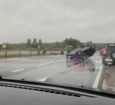 В Смоленской области под дождем перевернулась иномарка