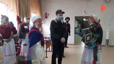 Члены избиркома спели песню для студента на выборах в Самарской области